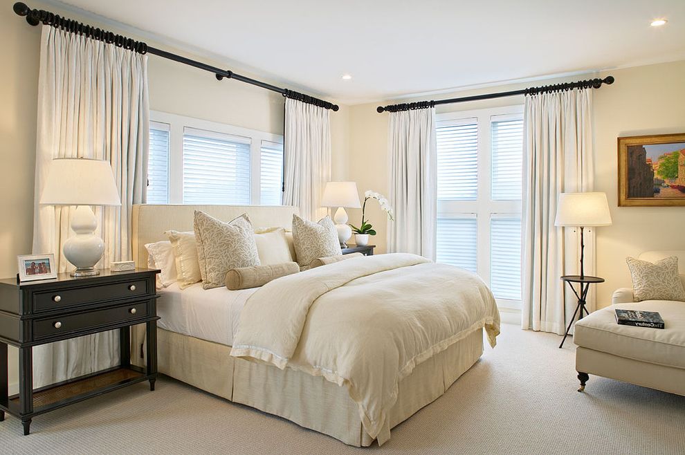 Comfy White Bedroom in Classic Decoration