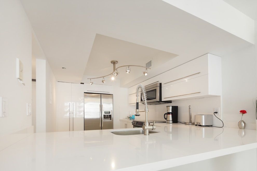 Contemporary Kitchen Apartment in White Decor