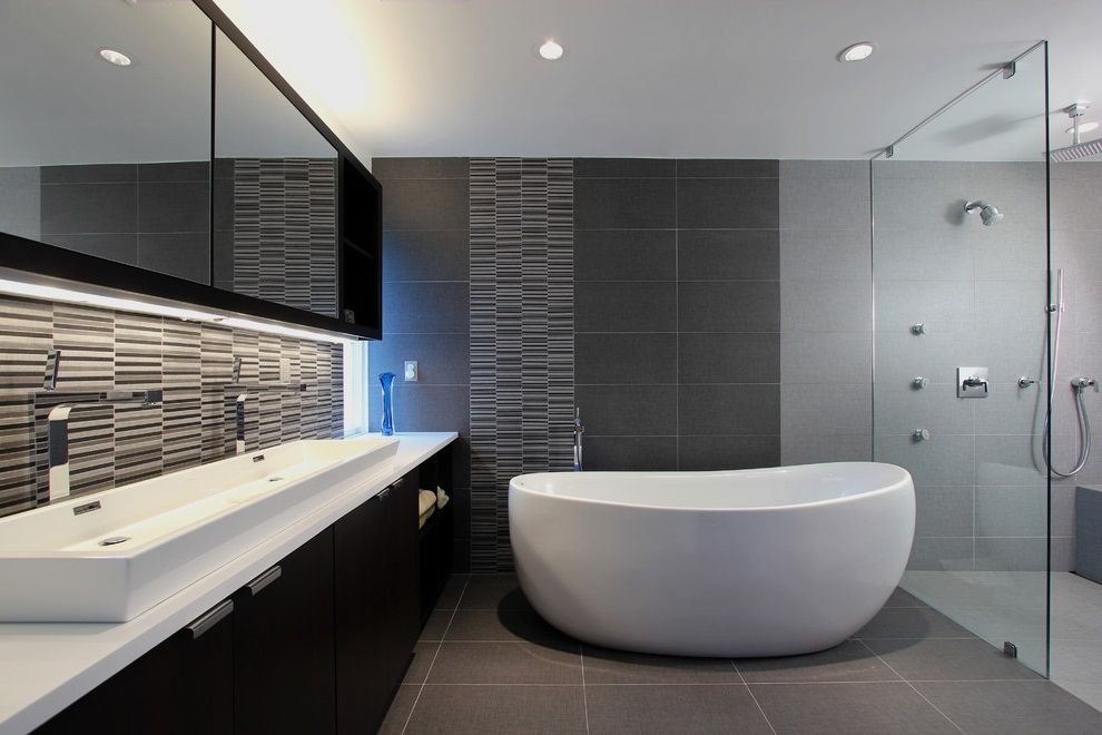 Gray Modern bathroom with a Freestanding Tub