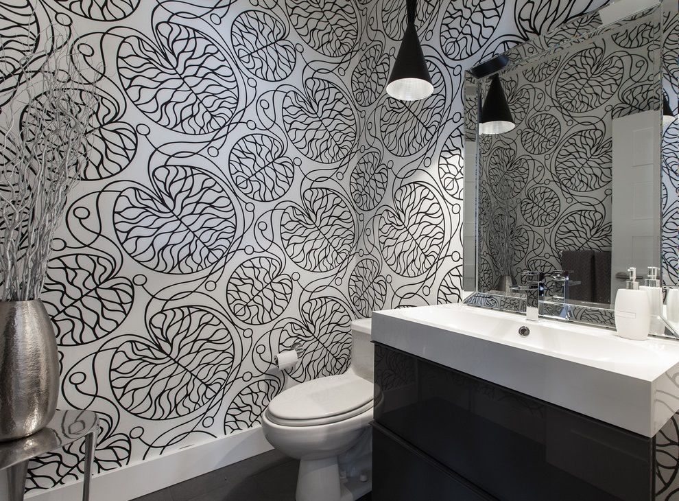 Fantastic Black-White Bathroom with Flooral Wall Decor