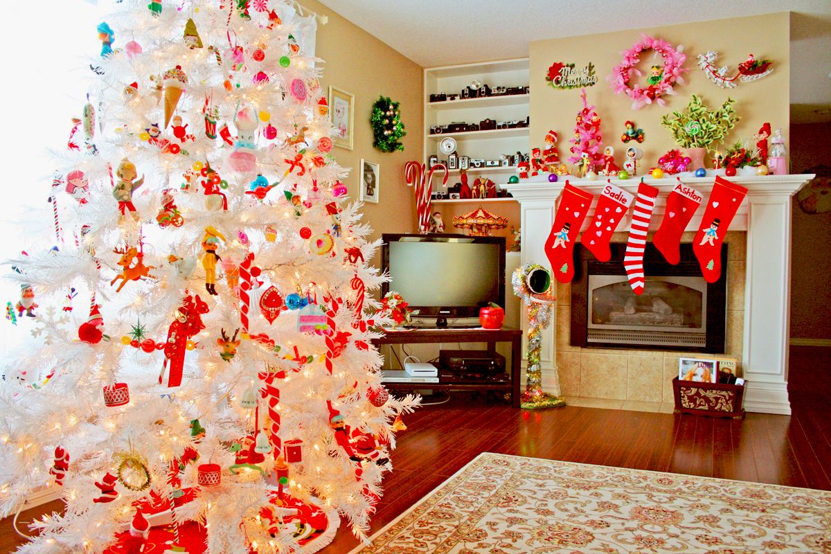 Cute And Colorful American Christmas Living Room (Photo 328 of 7825)