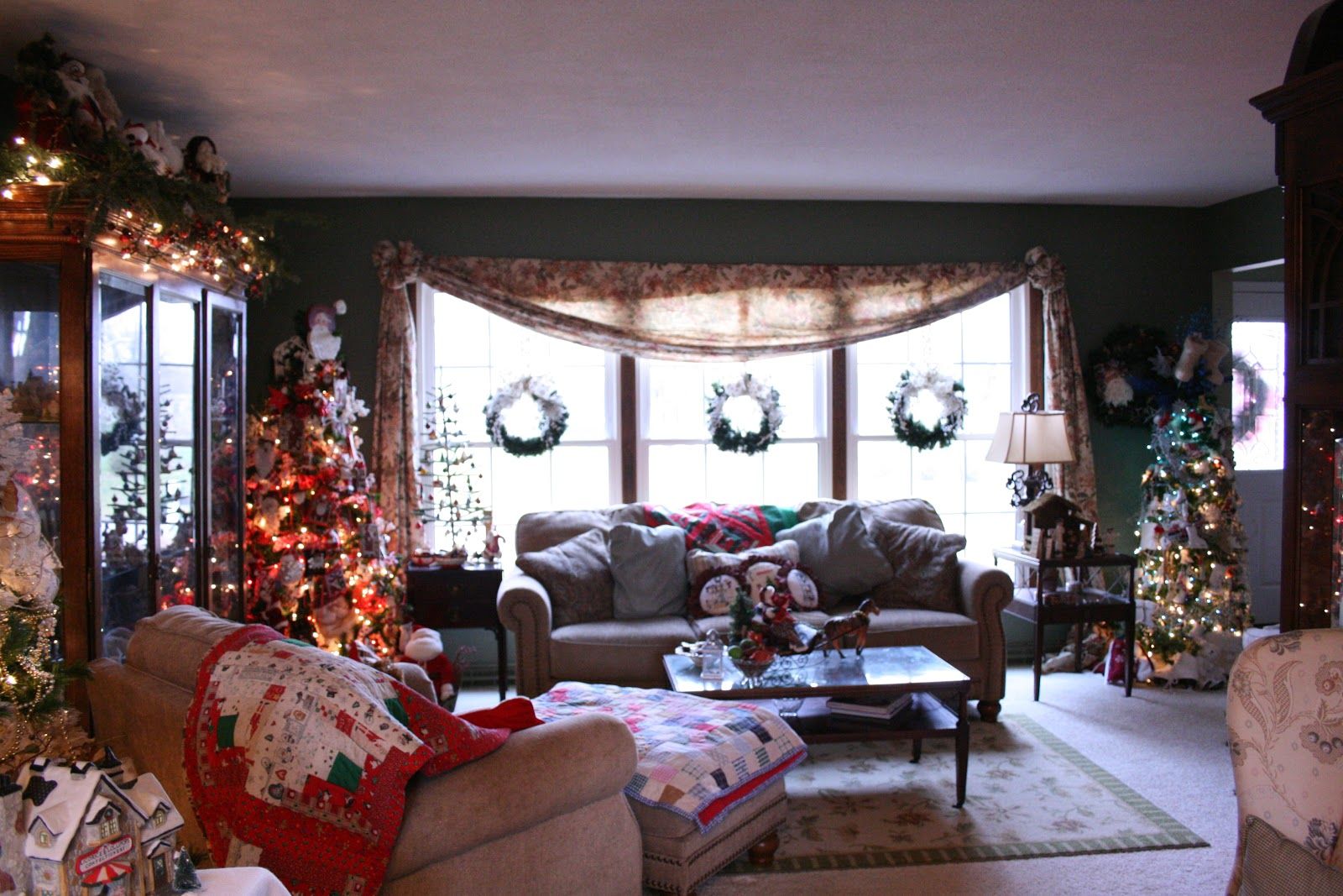 Traditional Christmas Living Room Curtain And Furniture (Photo 326 of 7825)