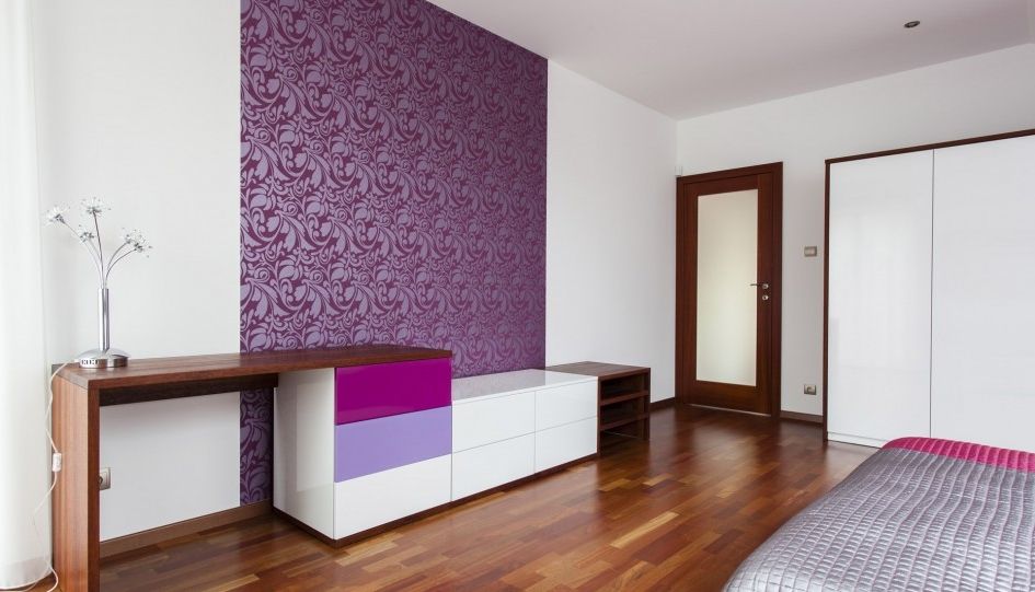 Narrow Bedroom Table And Impressive Wall Texture Design Plus Minimalist Bedroom Idea With Dark Laminate Floor (Photo 2382 of 7825)