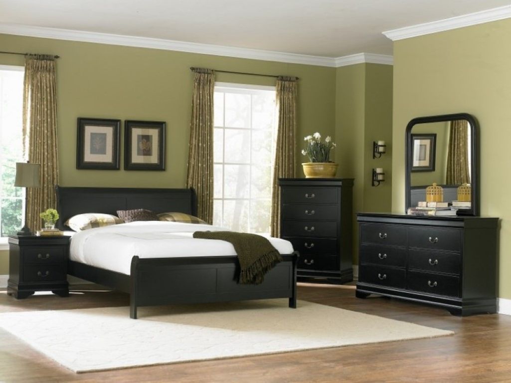 Vogue Grey Master Bedroom Combined Masculine Painting Furniture Style With Black And White Hues (Photo 3167 of 7825)